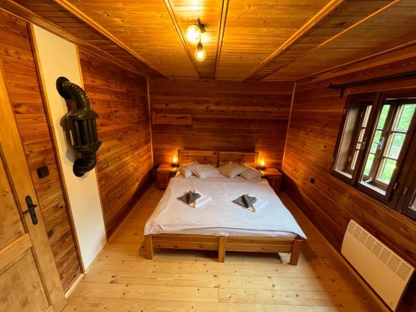 Elsa Chalupa, 예약 호텔 쿤발트 Eagle Mountains