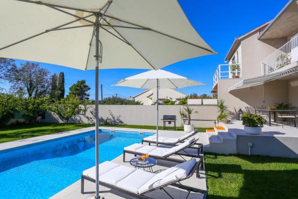 Villa Elysium - Family House with Heated Pool, 예약 빌라 Kastel Kambelovac Kastela