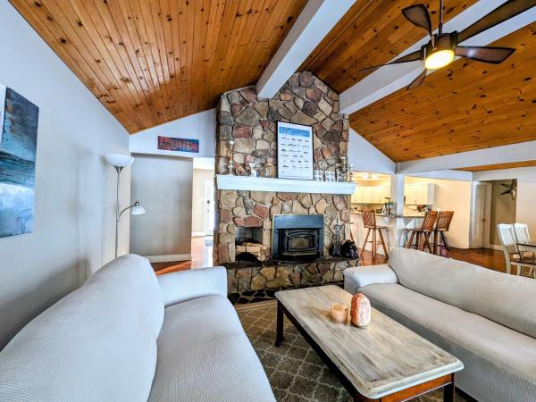 Cozy Escape, Kawarthas Cottage With Sauna, 예약 휴가용 주택 Buckhorn Kawartha and Northumberland