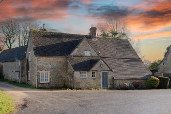 Woodmancote Manor Cottage, 예약 휴가용 주택 사이런세스터 글라스고