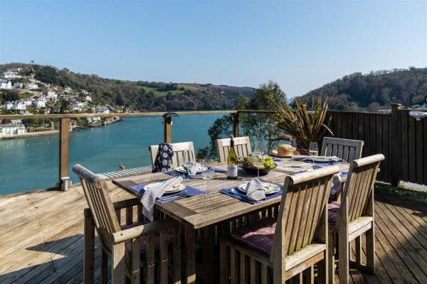 Uphigh - Elevated Family Home with Stunning River Views, 예약 휴가용 주택 다트머스 Devon
