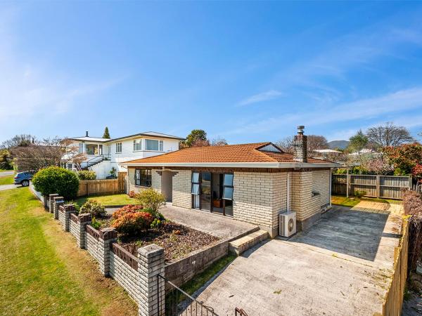 Heathcote Cottage - Taupo Holiday Home, 예약 휴가용 주택 타우포 Lake Taupo