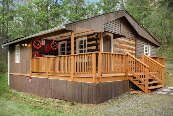 Creekside Cabin w Hot Tub, Fire Pit, Grill, WiFi!, 예약 샬레 베시 버지니아