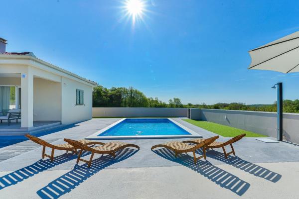 Holiday House Casia with pool, 예약 휴가용 주택 Murvica Zadar County