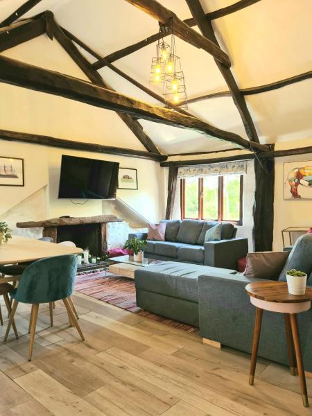 Historic Property with Stunning Views, 예약  헤너크 Devon
