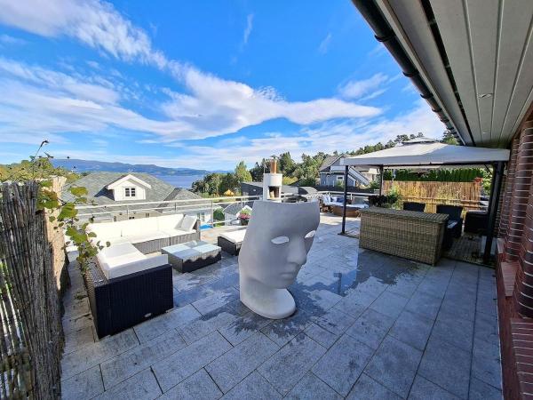 Villa with lake view, 예약  Lunde Vestland