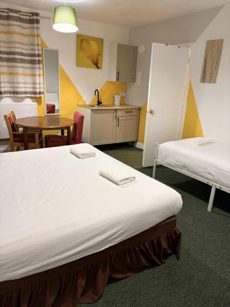 Ground Floor Studio Apartment in Gosport, Free Private Parking, 예약 아파트 Merseyside 수영장 있는 호텔, 수영장