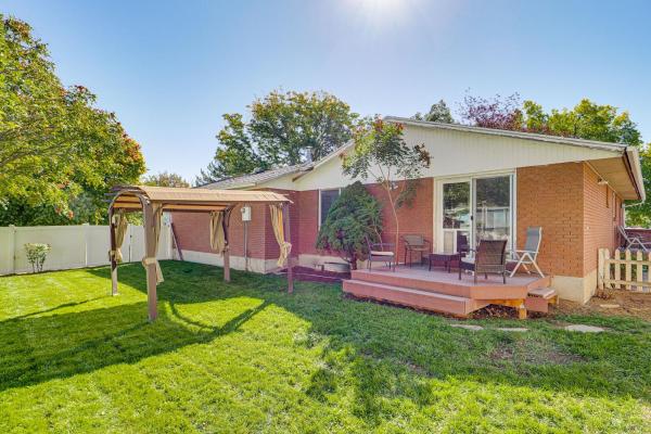 2 Mi to Gardner Village Family Gem with Fenced Yard, 예약  웨스트요르단 Salt Lake County