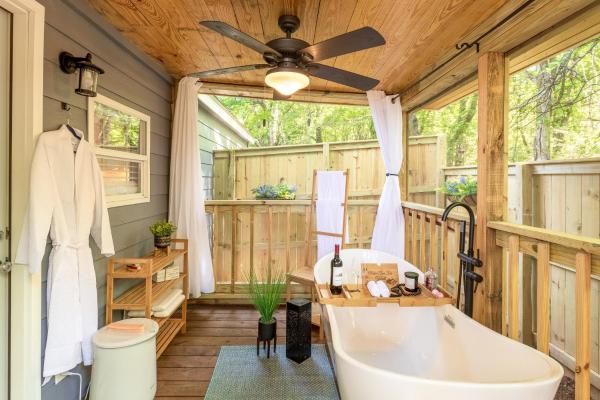 The Small Modern Villa Outdoor Tub-Unit B, 예약  매디슨 알라바마