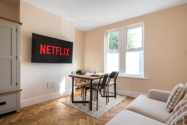 Lyme Villa - Near QMC & University of Nottingham, 예약  노팅엄 Nottinghamshire