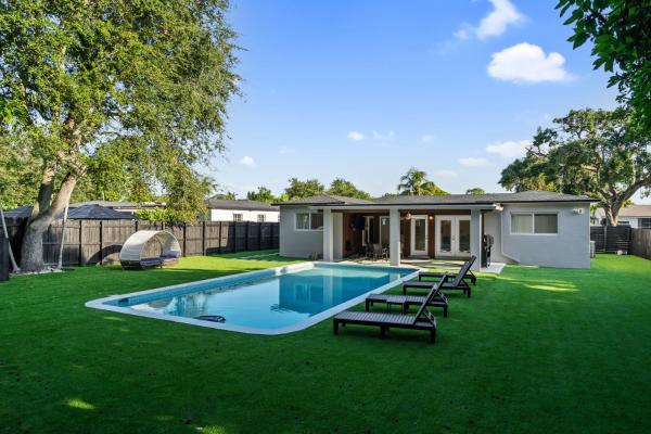 Tropical 4BR Villa with Pool, BBQ & Mini Golf Fun, 예약  Gold Coast Heliport 플로리다