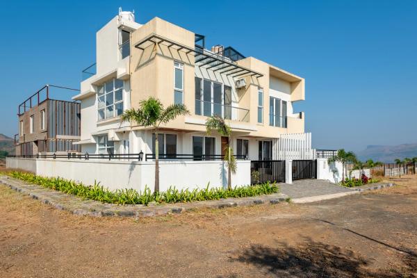 ELIVAAS White House 4-BHK Villa with Panoramic Hill Views, Glass Room, Outdoor Pool & Dam nearby, 예약  Igatpuri 