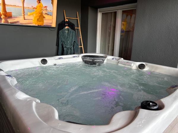 la suite prestige avec SPA SAUNA NETFLIX JARDIN, 예약  Champigneulles 로레인