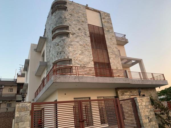 IT City Comfort HomeStay - Mohali, 예약  Punjab 주차 가능 호텔, 주차장