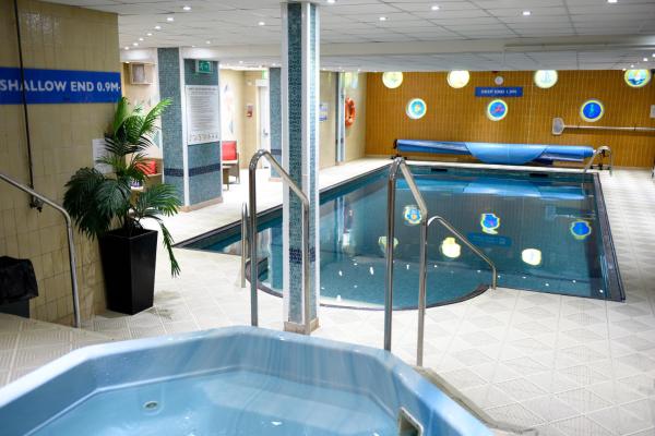 The Riviera Hotel & Holiday Apartments Alum Chine, 예약 아파트 Merseyside 수영장 있는 호텔, 수영장